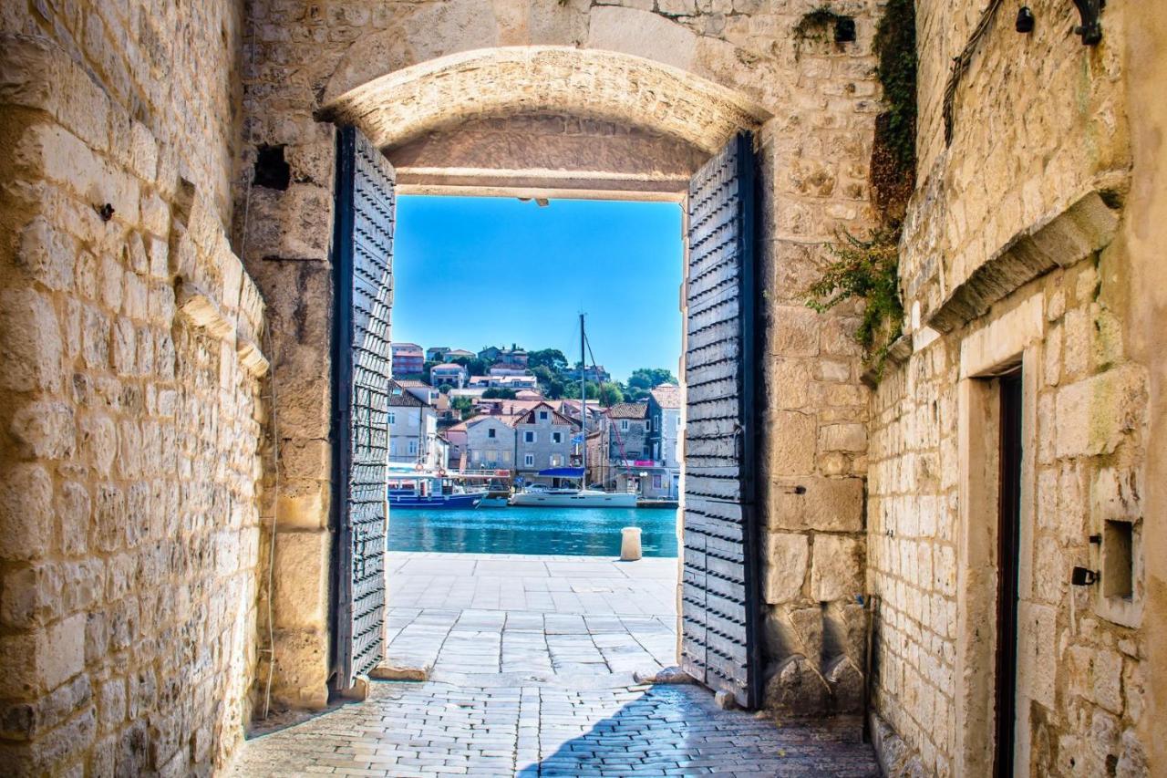 Luxury Seaside Villa With A Classic Mediterranean Olive Garden, A Fully Equipped Professional Kitchen, Pool, Sauna, Padle Boards And Canoe - Miolin Beach House Trogir Extérieur photo