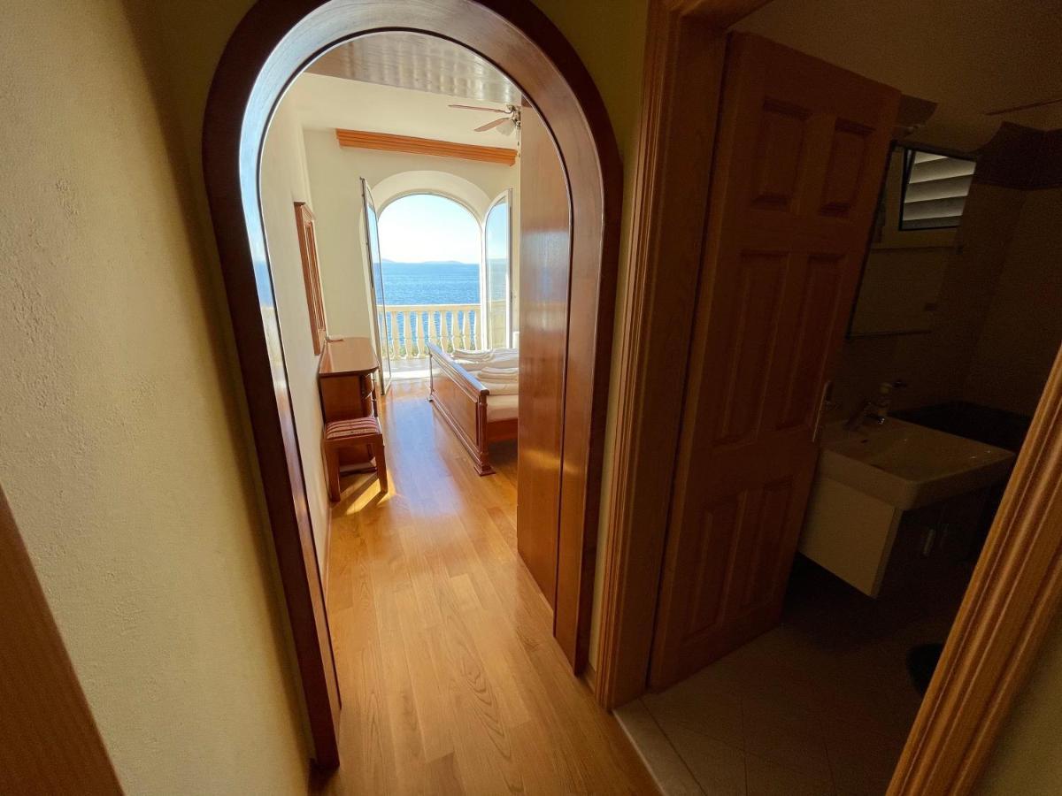 Luxury Seaside Villa With A Classic Mediterranean Olive Garden, A Fully Equipped Professional Kitchen, Pool, Sauna, Padle Boards And Canoe - Miolin Beach House Trogir Extérieur photo