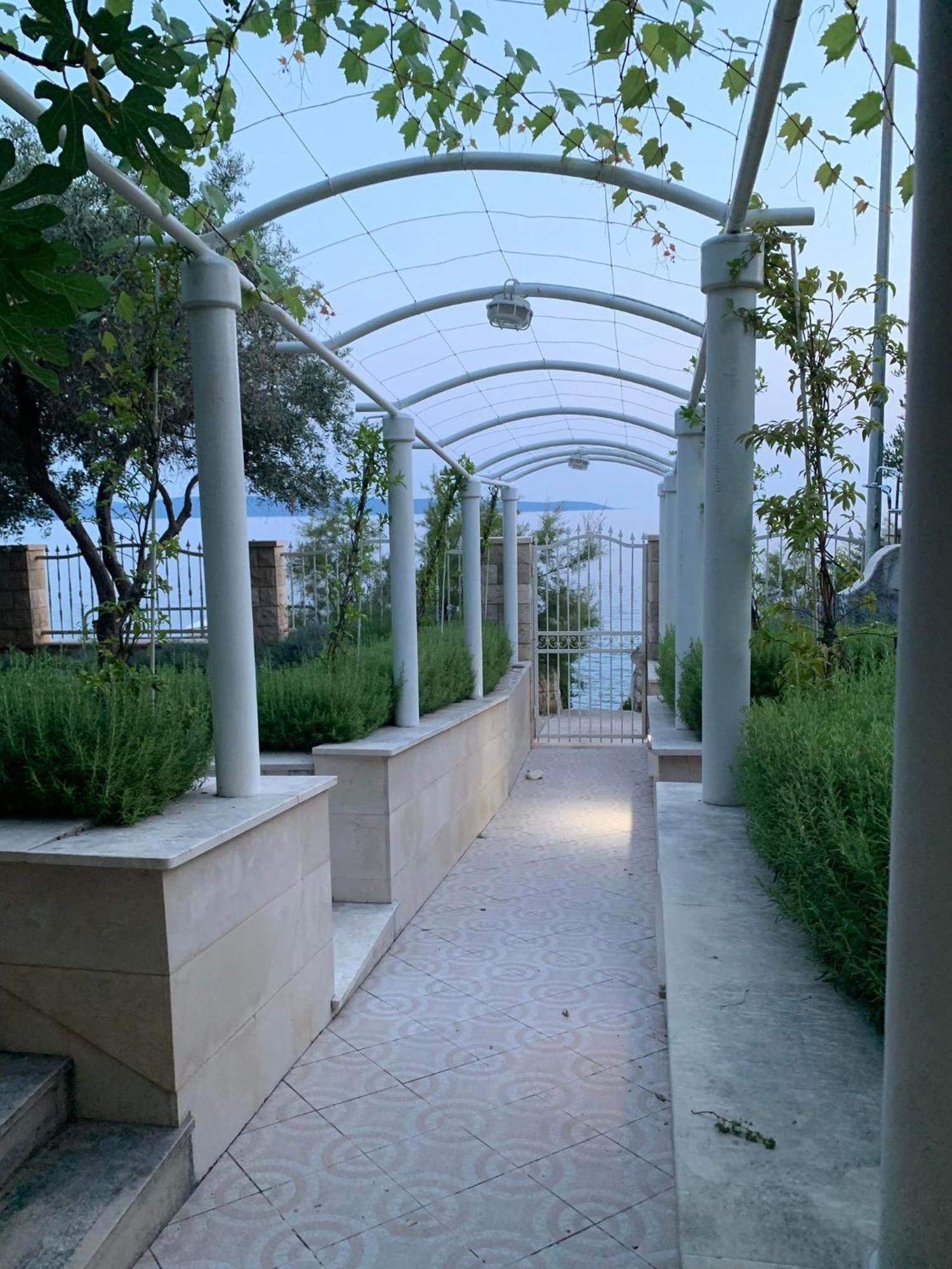 Luxury Seaside Villa With A Classic Mediterranean Olive Garden, A Fully Equipped Professional Kitchen, Pool, Sauna, Padle Boards And Canoe - Miolin Beach House Trogir Extérieur photo