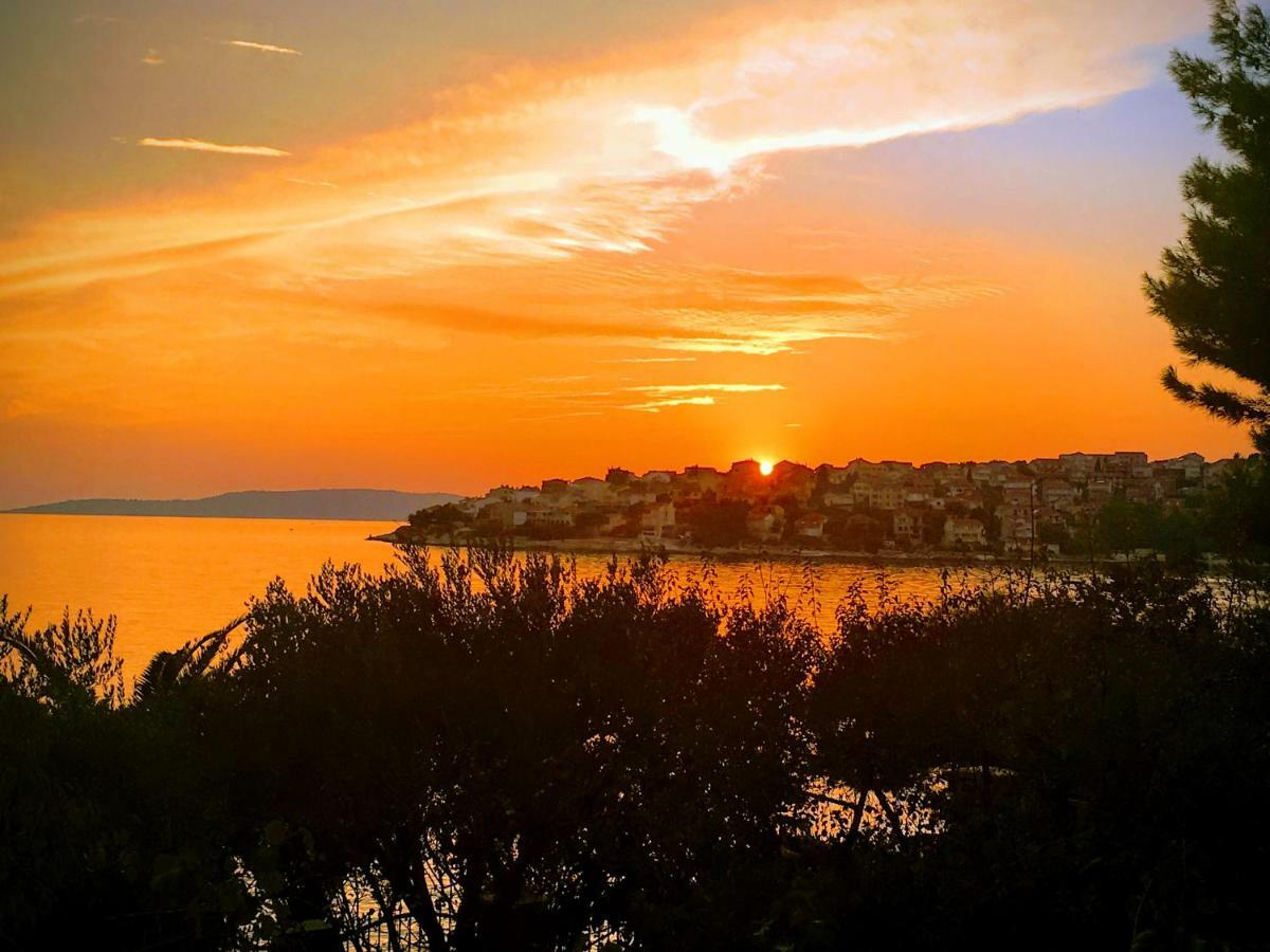Luxury Seaside Villa With A Classic Mediterranean Olive Garden, A Fully Equipped Professional Kitchen, Pool, Sauna, Padle Boards And Canoe - Miolin Beach House Trogir Extérieur photo